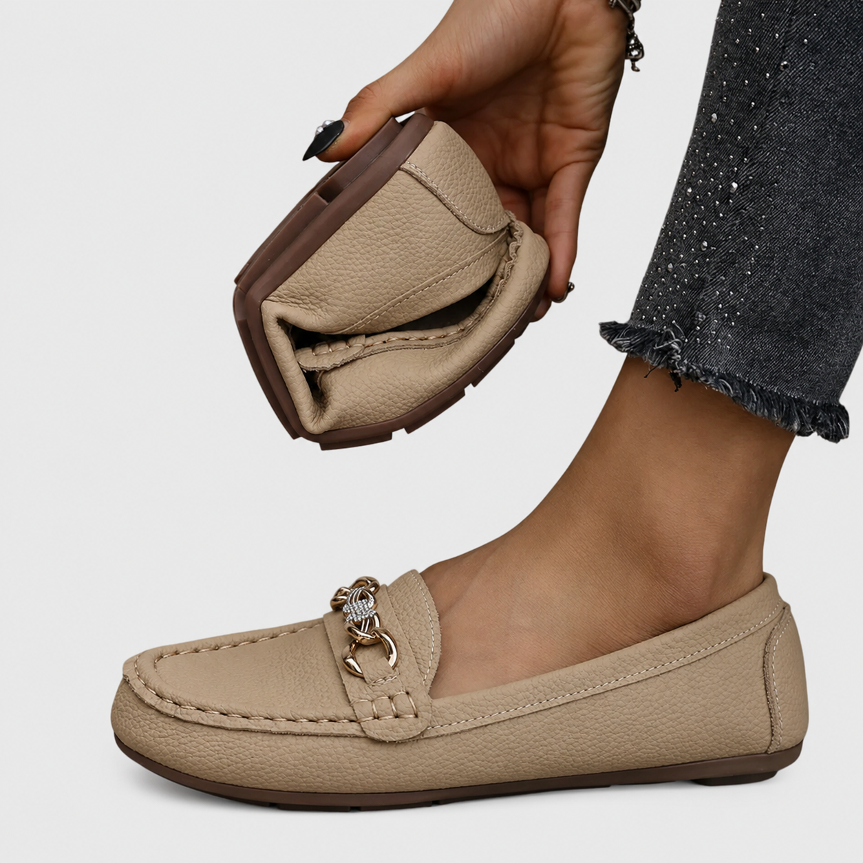 Marlowe | Women's Slip-On Round-Toe Chain-Detail Loafer Flats