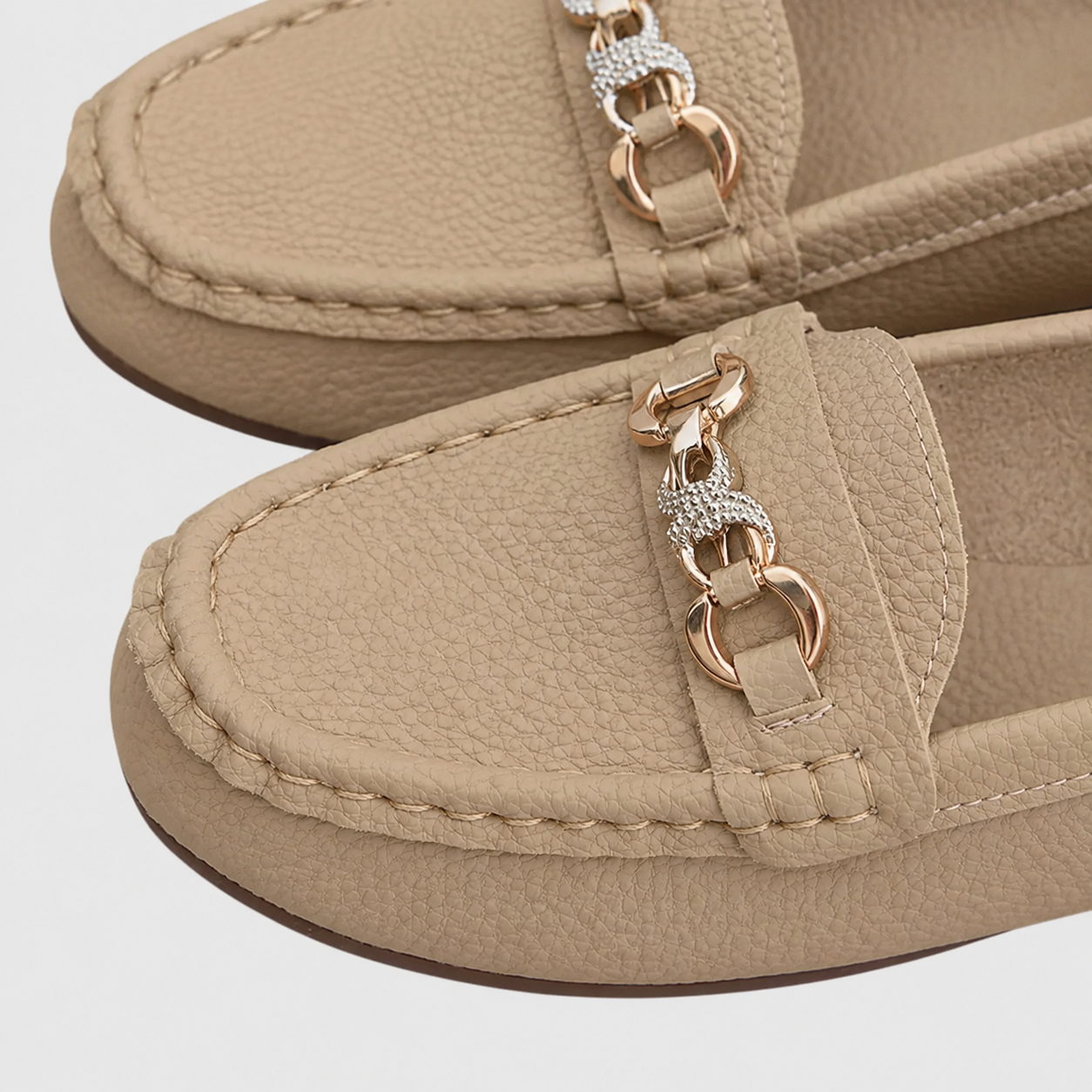 Marlowe | Women's Slip-On Round-Toe Chain-Detail Loafer Flats